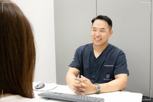 닥터뉴셀의원 임은형 원장님의 1:1 진료 중인 사진