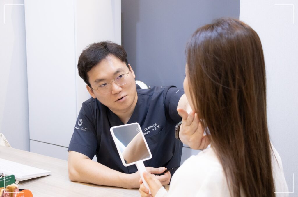 갑자기 얼굴에 트러블 여드름 피부과 시술 추천 닥터뉴셀의원 원장 진료 모습