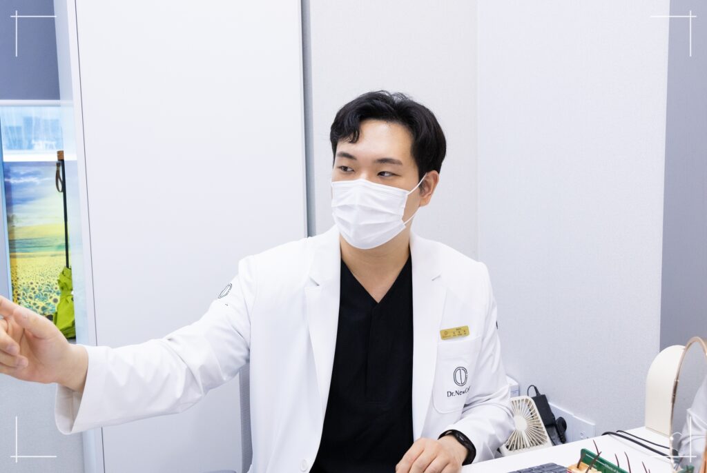 팔자주름 없애기 시술 강남 세르프 리프팅 피부과 상담 장면