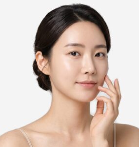 강남 트리필프로 모공 시술을 고민하는 여성이 매끈해진 볼을 손으로 확인하는 모습, 닥터뉴셀의원 칼럼 대표 이미지
