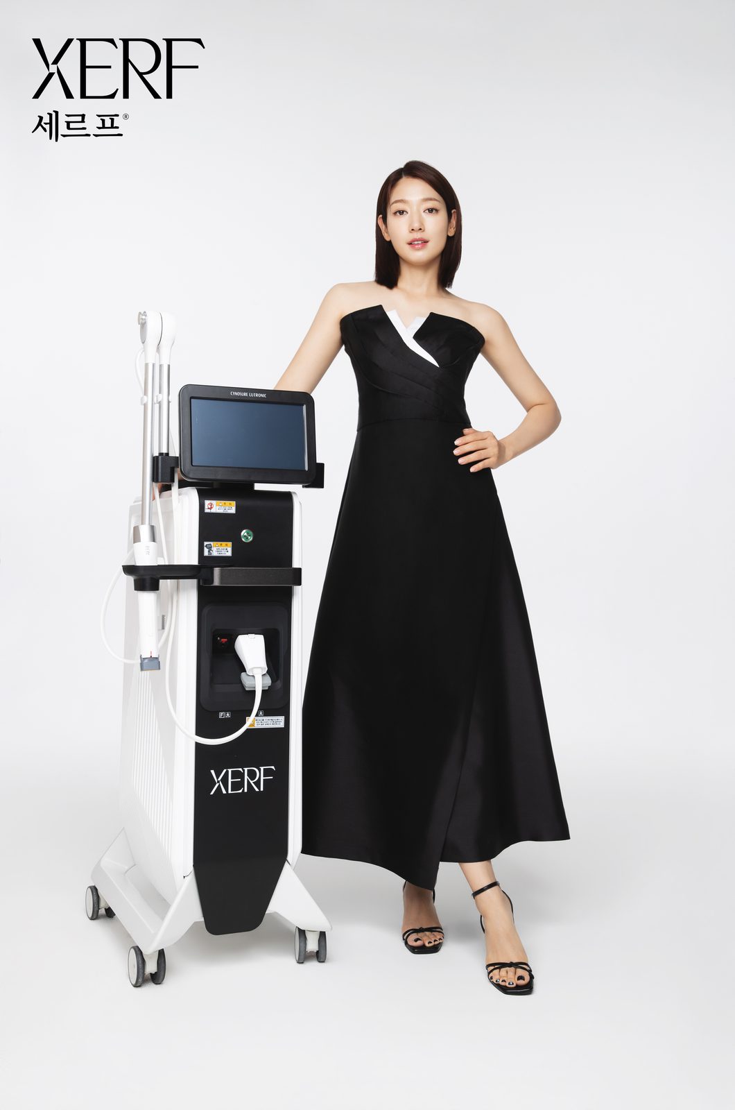 黒いドレス姿のモデル パク・シネさんがXERF本体の横に立つキャンペーン写真