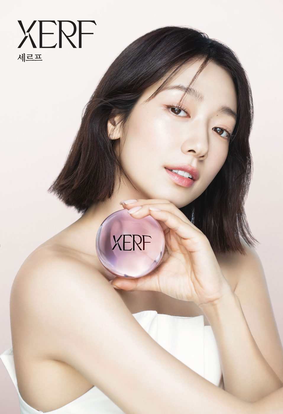 XERFのロゴが入ったピンクの球体を持つモデル パク・シネさんの写真