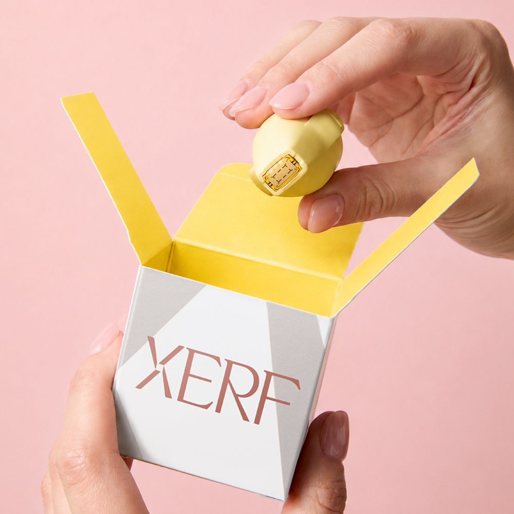 XERF i05エフェクター（イエロー）をパッケージから取り出す手
