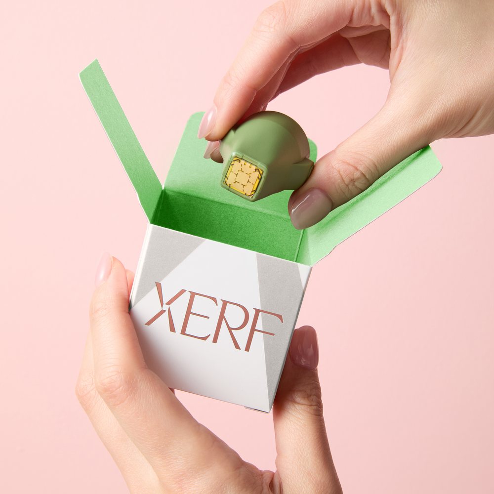 XERF i10エフェクター（グリーン）をパッケージから取り出す手