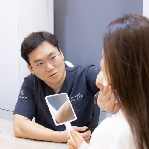 갑자기 얼굴에 트러블 여드름 피부과 시술 추천 닥터뉴셀의원 원장 진료 모습